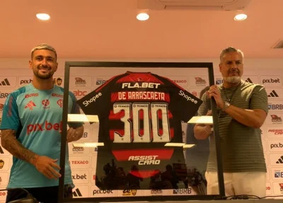 Arrascaeta é homenageado pelo Flamengo
