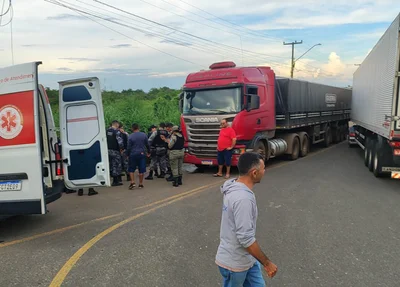 Assaltantes batem contra caminhão durante fuga na zona sul de Teresina