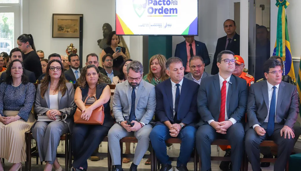 Autoridades no lançamento do Pacto pela Ordem