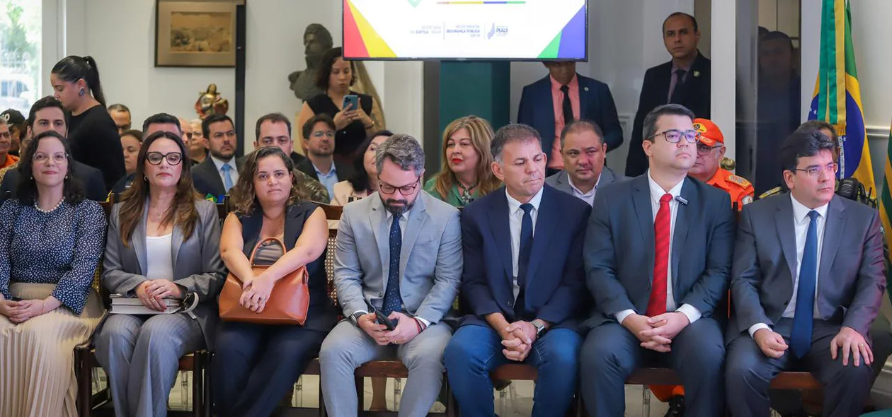 Autoridades no lançamento do Pacto pela Ordem