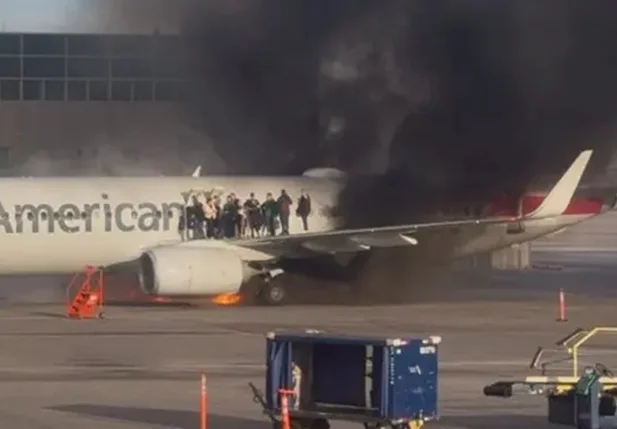 Avião pega fogo no Aeroporto de Denver após pouso de emergência