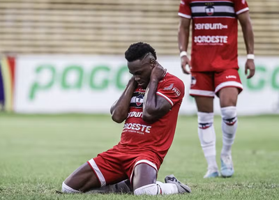 Balotelli, atacante do River lamentando rebaixamento do Galo