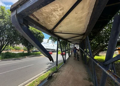 Barras quebradas na passarela