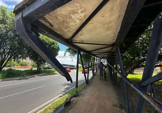 Barras quebradas na passarela
