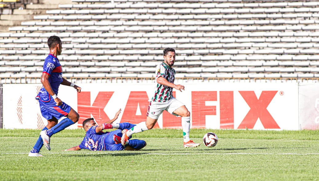 Bola rolando entre Flu-PI e Piauí pela final do Campeonato Piauiense
