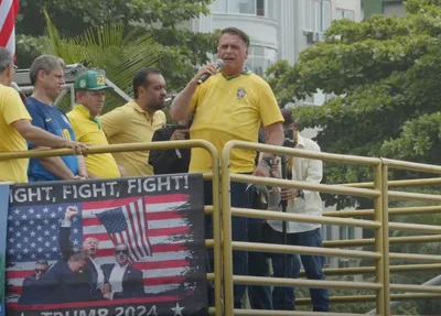 Bolsonaro durante ato em Copacabana