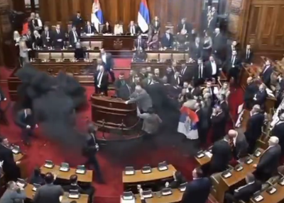 Bombas lançadas no Parlamento da Sérvia