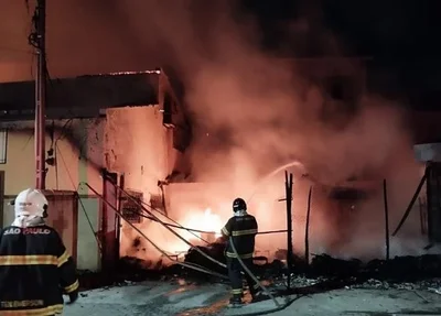 Bombeiros atuam para conter as chamas em São José dos Campos