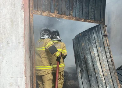 Bombeiros combatem incêndio no Porto das Barcas em Parnaíba
