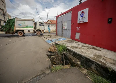 Bueiro a céu aberto no bairro Lourival Parente