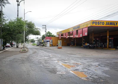 Buracos na Avenida Henry Wall de Carvalho