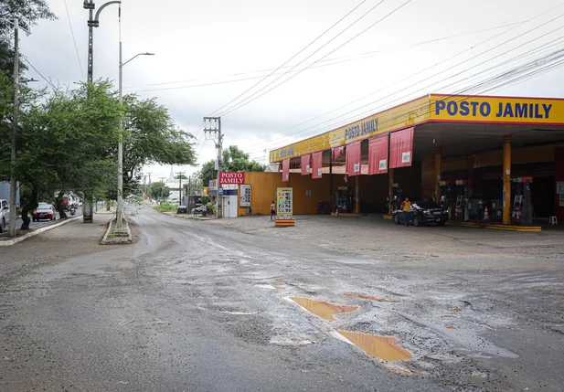Buracos na Avenida Henry Wall de Carvalho