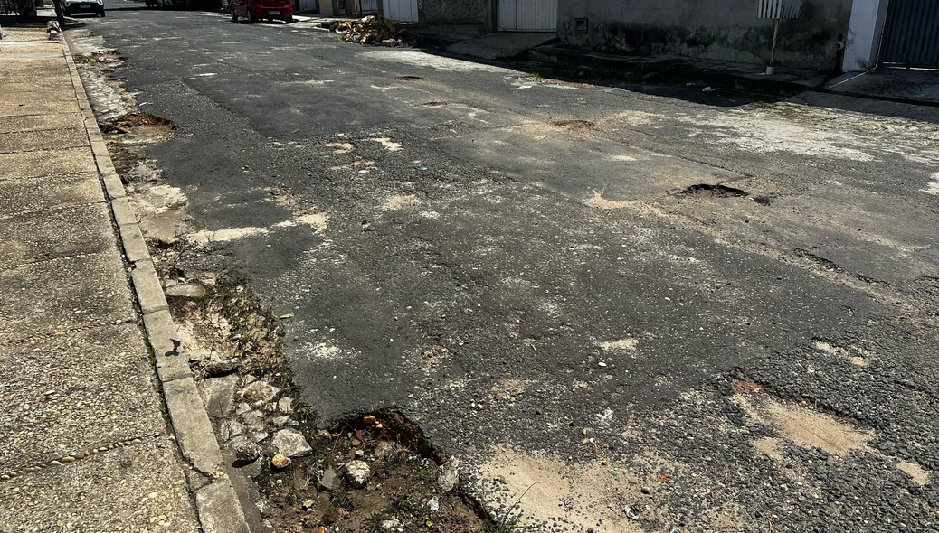 Buracos na rua Azar Chaib