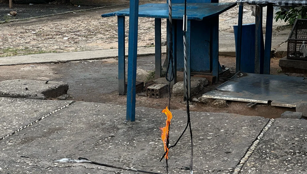 Cabos de telefonia pegando fogo