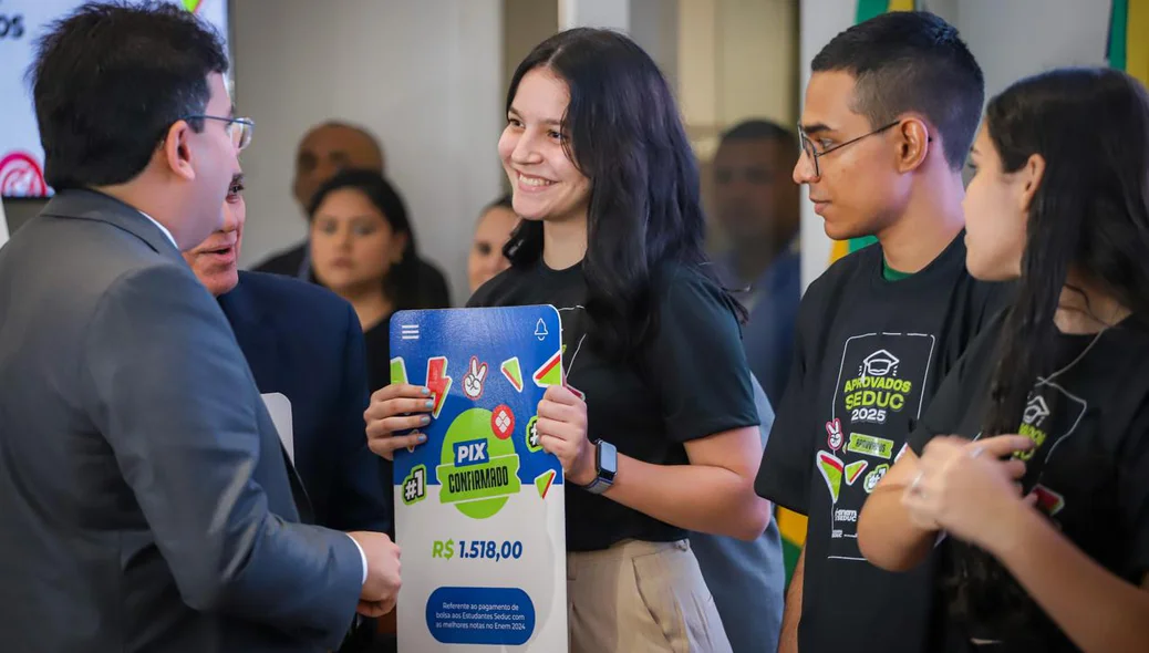 Cada estudante recebeu uma bolsa de um salário mínimo