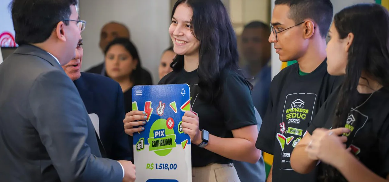 Cada estudante recebeu uma bolsa de um salário mínimo