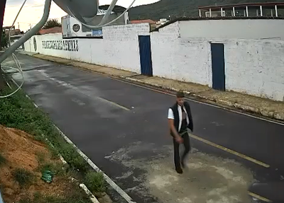 Câmera flagra chegada do acusado de matar grávida e filhos ao local do crime em Paquetá