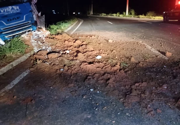 Caminhão saiu da pista a BR 316