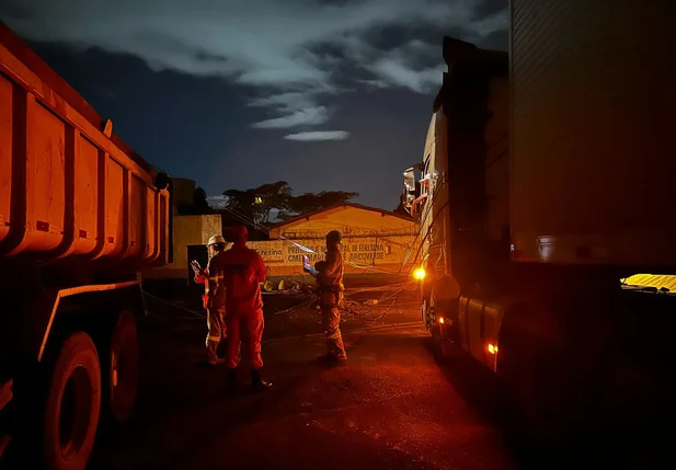 Caminhões colidiram com fios de energia
