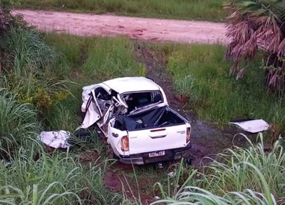 Caminhonete ficou destruída após a colisão