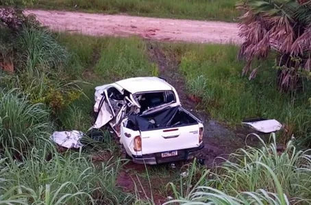 Caminhonete ficou destruída após a colisão