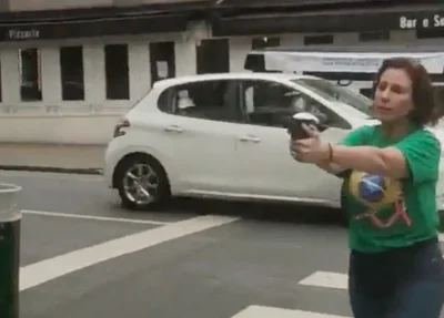 Carla Zambelli com arma em punho