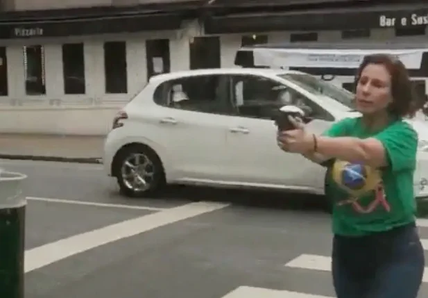 Carla Zambelli com arma em punho