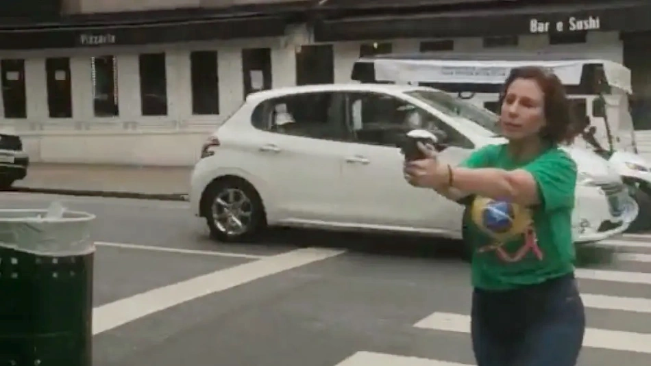 Carla Zambelli com arma em punho