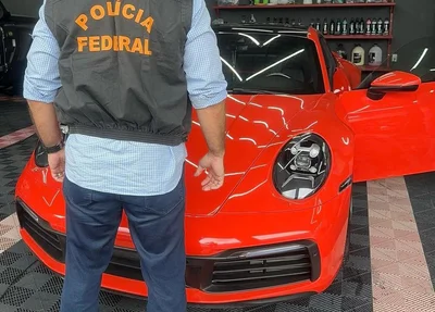 Carro de luxo apreendido pela Polícia Federal