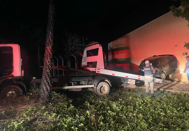 Carro ficou preso na parede da igreja em Floriano