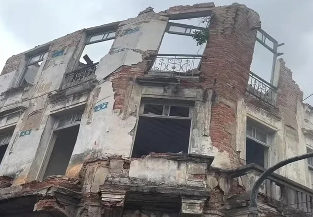 Casarão desaba no Centro do Rio e deixa uma vítima morta