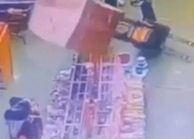 Cliente é atingida por carregamento de leite condensado