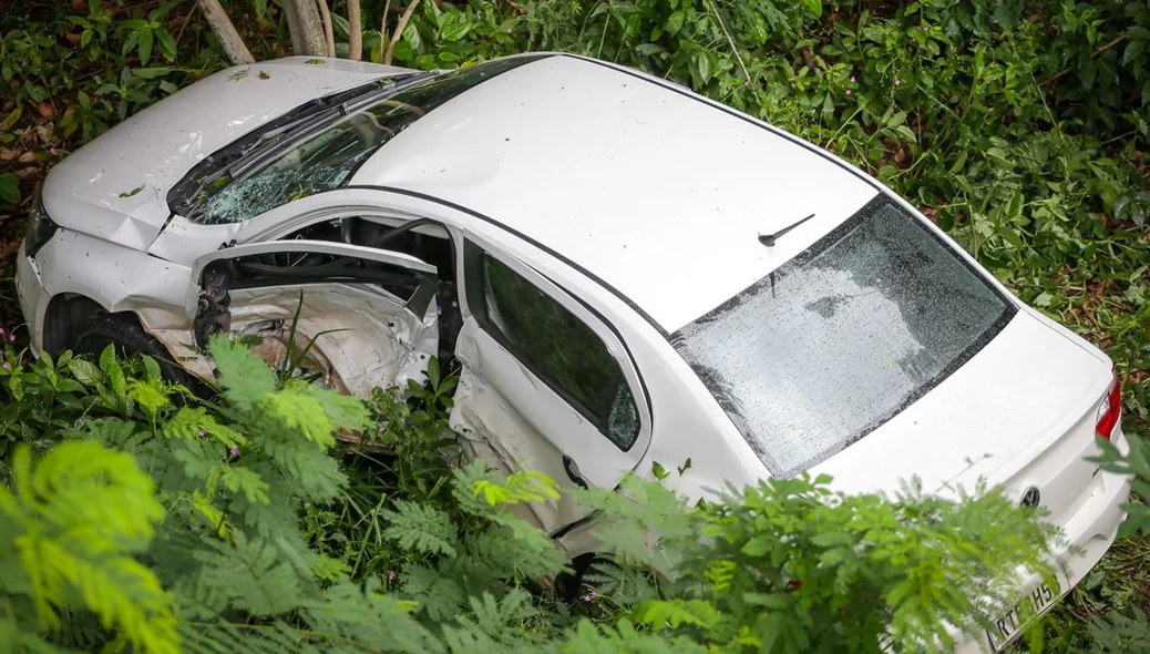 Com a colisão, o carro modelo Voyage caiu na ribanceira