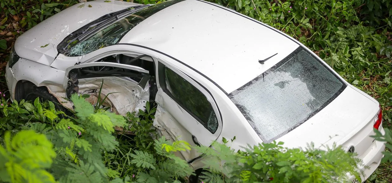 Com a colisão, o carro modelo Voyage caiu na ribanceira