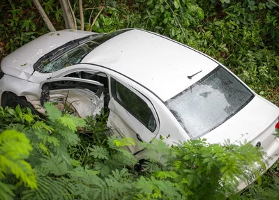 Com a colisão, o carro modelo Voyage caiu na ribanceira