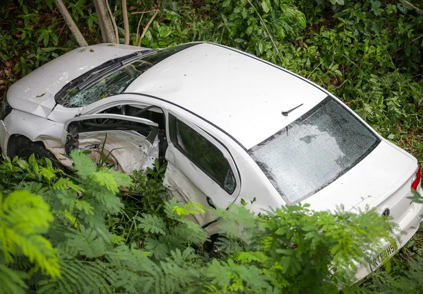 Com a colisão, o carro modelo Voyage caiu na ribanceira