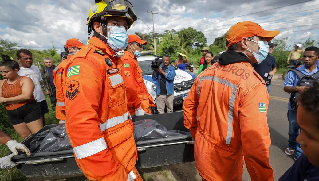 Corpo de bombeiros ajudando a remover o corpo do local