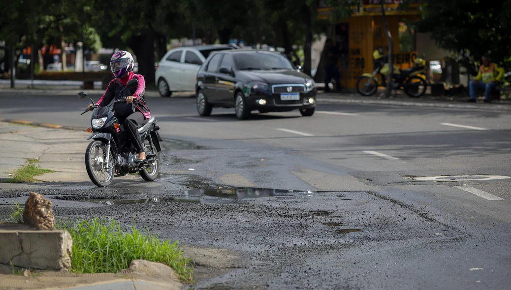 Cruzamento entre a Avenida Presidente Kennedy e a rua Vereador Edmundo Genuíno Oliveira.