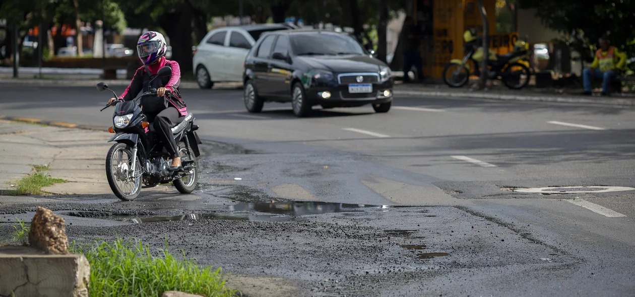 Cruzamento entre a Avenida Presidente Kennedy e a rua Vereador Edmundo Genuíno Oliveira.