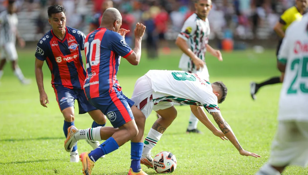 Disputa de bola entre jogadores