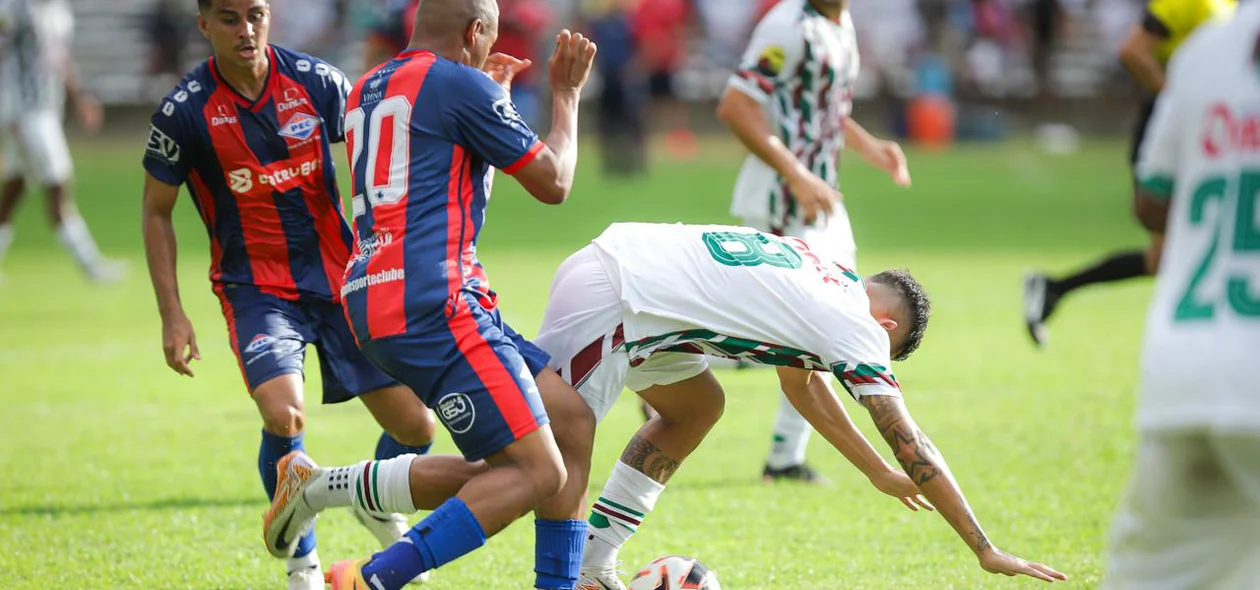 Disputa de bola entre jogadores