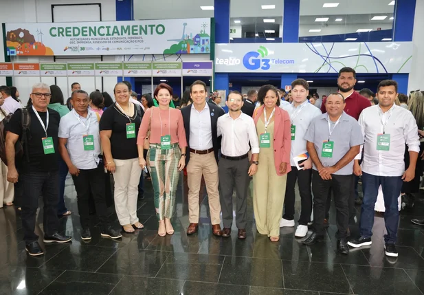 Dr. Gilberto Júnior junto de sua equipe técnica