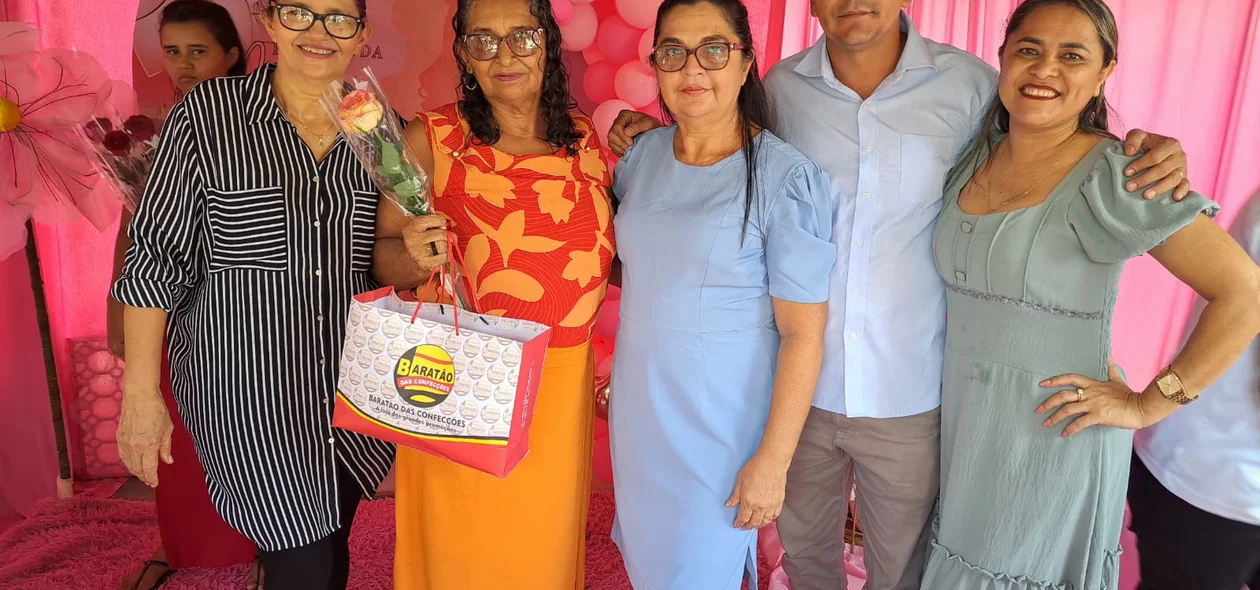Entrega de brindes às mulheres presentes