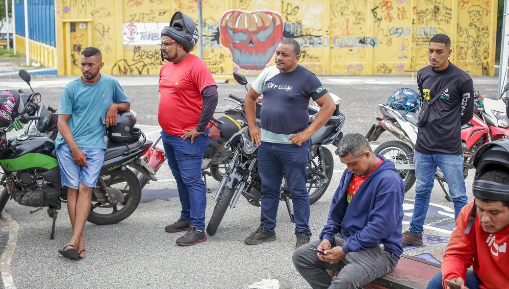 Entregadores durante a paralisação