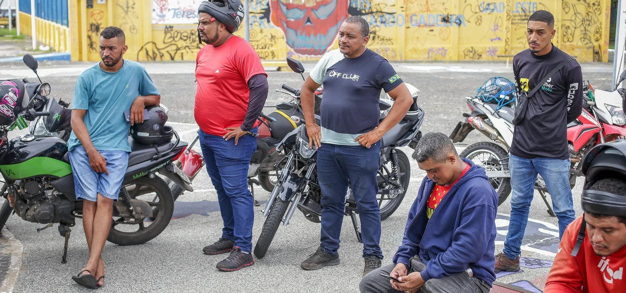 Entregadores durante a paralisação
