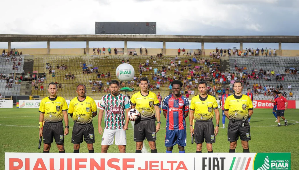 Equipe de arbitragem da final