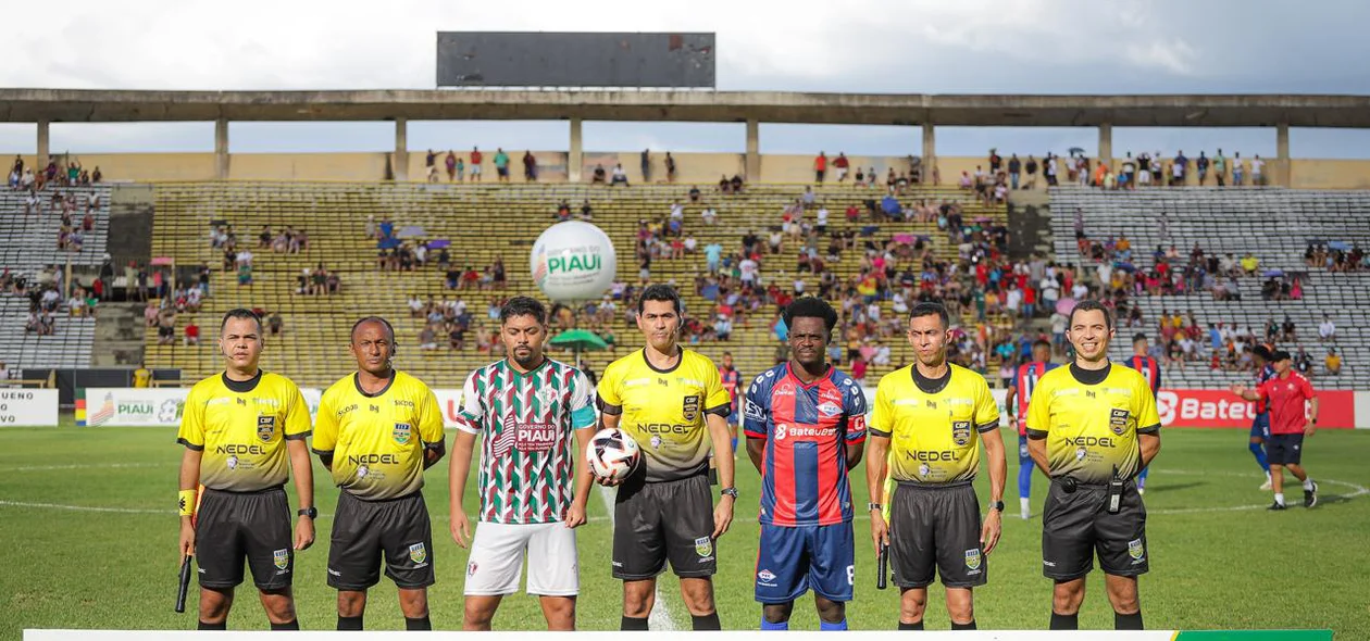 Equipe de arbitragem da final