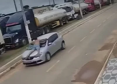 Esposa arrastou o marido no capô do carro