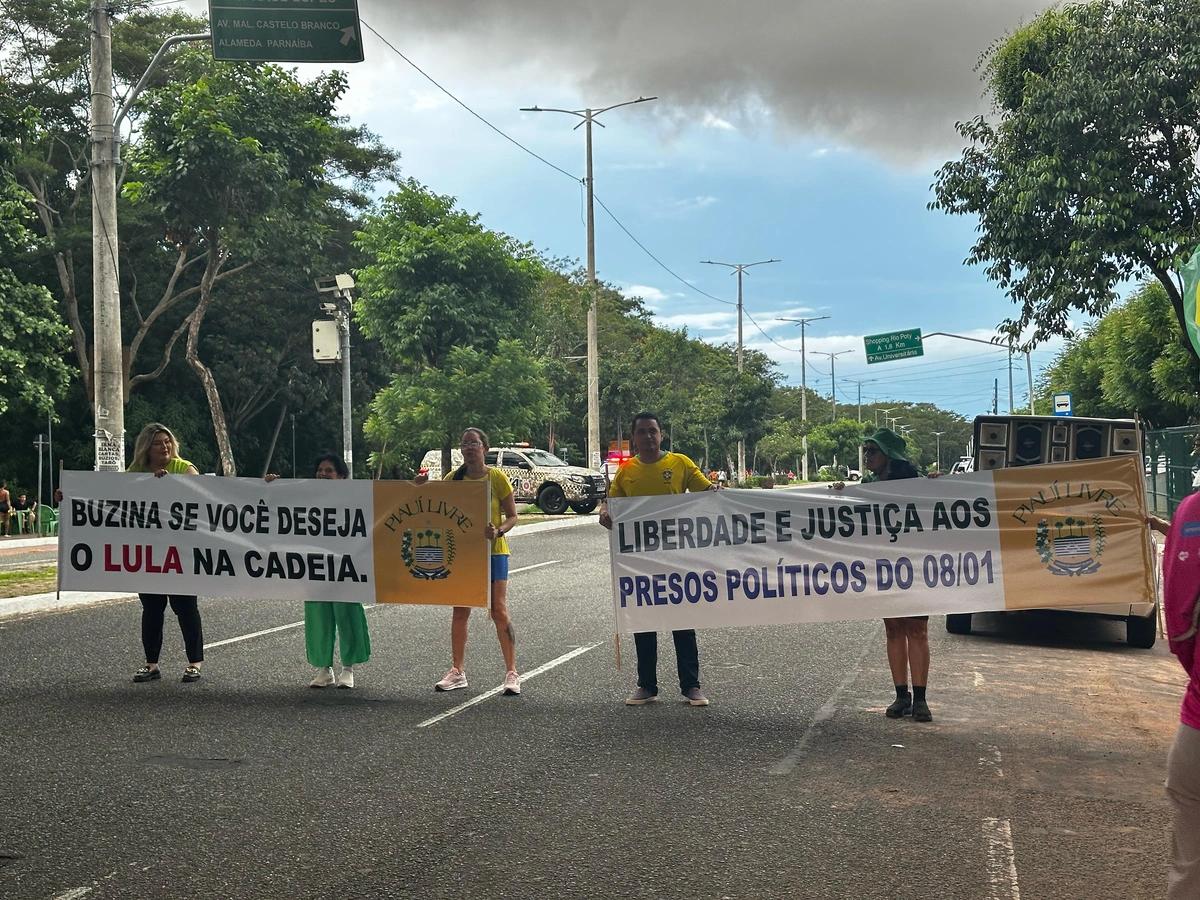 Faixas pedindo anistia