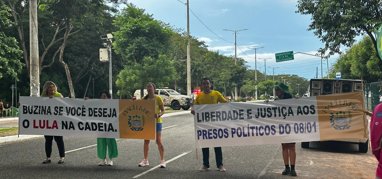 Faixas pedindo anistia